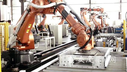 图1:怀宁经开区一家企业生产车间里,机器人正在进行汽车零部件及配件制造。